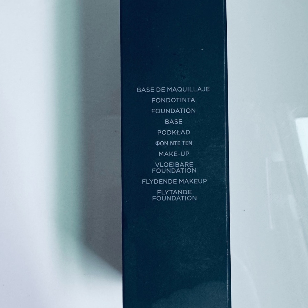 Laura Mercier Flawless Fusion Ultra-Longwear Foundation - Black Packaging - Picture 3 of 5